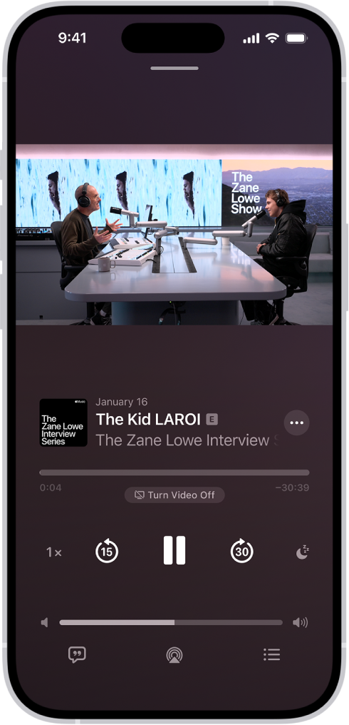 Ekrani Now Playing në aplikacionin Podcasts, që shfaq një video. Nën video shfaqet ilustrimi i podkastit, titulli i episodit, kontrollet e luajtjes dhe rrëshqitësi i volumit. Në fund të skedës është butoni View Transcript, ikona AirPlay dhe butoni Playing Next.