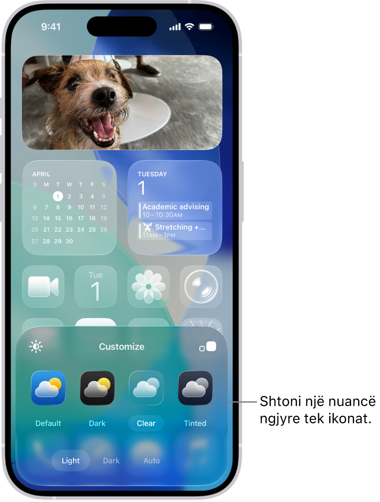 Një ekran i personalizuar Home Screen me ikona të ngjyrosura në blu dhe të rregulluara për të inkuadruar foton dhe kontrollet në fund të ekranit për personalizimin e ikonave. Opsionet përfshijnë butonat Automatic, Dark, Light dhe Tinted, opsionet për zgjedhjen e ngjyrës dhe ngopjes së ngjyrës, si dhe butonat Small dhe Large për caktimin e madhësisë së ikonave.
