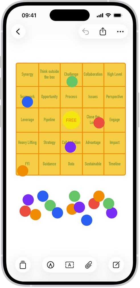En tabell på en Freeform-tavla med formateringsverktyg synliga och små blå punkter längs kanterna för att ändra dess form.