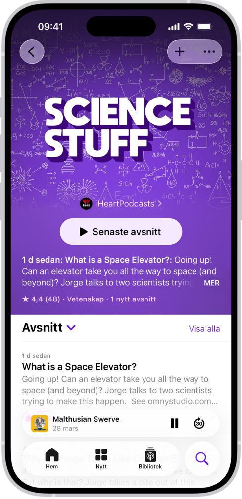 En programsida i appen Podcaster visar en avsnittslista. Överst på skärmen finns knapparna Tillbaka, Följ och Mer. Minispelaren finns i nederkanten på skärmen. Nedanför den finns knapparna Hem, Nytt, Bibliotek och Sök.