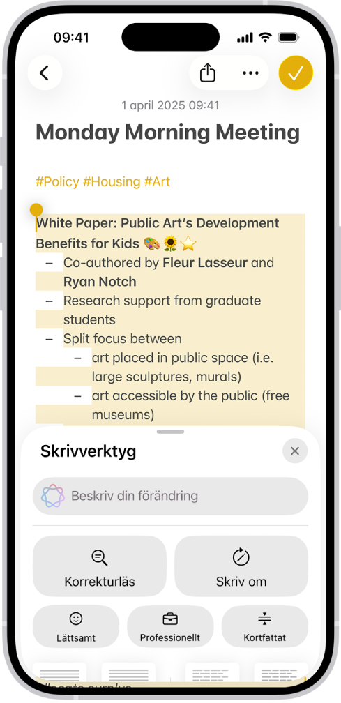 En iPhone visar en artikel som skrivs i appen Anteckningar. Längst ned på skärmen finns dialogrutan för att skapa med Skrivverktyg som innehåller alternativ för att förfina med ChatGPT, skriva om, välja ChatGPT-förslag med mera.