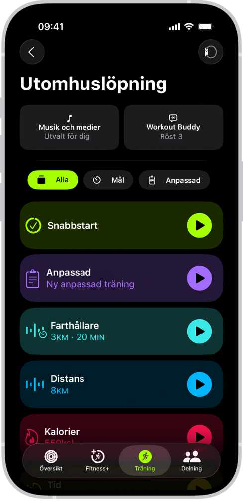 Träningsskärmen i Fitness visar detaljer för en utomhuslöpning. Nedanför Utomhuslöpning finns alternativ för att välja medier och ställa in Workout Buddy. I mitten, från överkant till nederkant, finns alternativ för att starta en träning, en anpassad träning, en farthållarträning och träningar med distans- och kalorimål.