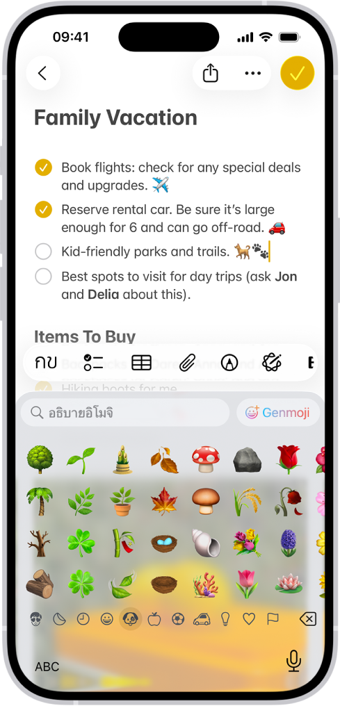 โน้ตเปิดอยู่ในแอปโน้ตในบริเวณครึ่งบของหน้าจอ และแป้นพิมพ์อิโมจิเปิดอยู่ในบริเวณครึ่งล่างของหน้าจอ