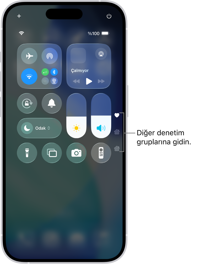 iPhone ekranında açık Denetim Merkezi; sağ tarafta diğer denetim gruplarını görüntüleme simgeleri var.