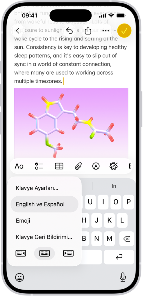 Klavye Ayarları menüsü açık ve birden fazla klavye seçeneğini gösteriyor: İngilizce ve İspanyolca, Emoji ve Klavye Geri Bildirimi.