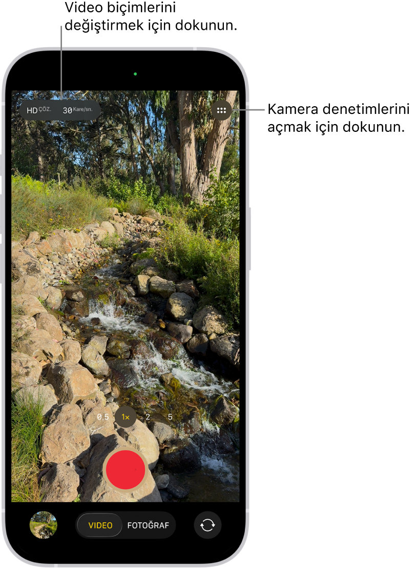Video modunda Kamera. Kamera Denetimleri düğmesi sağ üst, video biçimi düğmeleri ise sol üst köşede. Fotoğraf ve Video Görüntüleyici düğmesi sol alt köşede. Kayıt Yap düğmesi alt ortada ve Arkaya Bakan Kamerayı Seçme düğmesi sağ alt köşede.