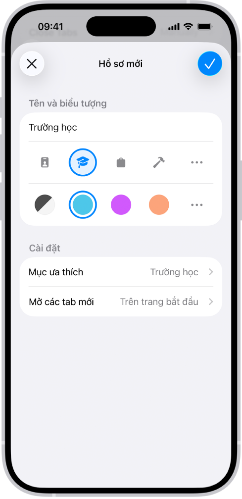 Một màn hình iPhone, hiển thị mục thiết lập cho một hồ sơ mới. Các tùy chọn bao gồm một biểu tượng, màu, thư mục dấu trang và trang mà bạn muốn các tab mới sẽ mở.