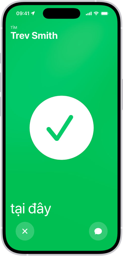 Màn hình iPhone có màu lục với một dấu kiểm lớn ở giữa màn hình. Tên của người đang được định vị nằm ở góc trên cùng bên trái và từ “ở đây” nằm ở góc dưới cùng bên trái, cho biết rằng việc tìm gặp đã thành công.