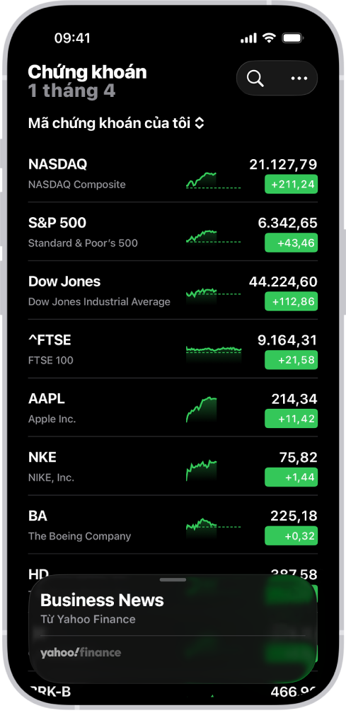 Một danh sách theo dõi trong ứng dụng Chứng khoán đang hiển thị danh sách các chứng khoán khác nhau. Từng chứng khoán trong danh sách hiển thị từ trái sang phải là tên và mã chứng khoán, biểu đồ diễn biến, giá chứng khoán và thay đổi giá. Ở trên cùng bên phải là nút tìm kiếm. Ở cuối màn hình là Business News.