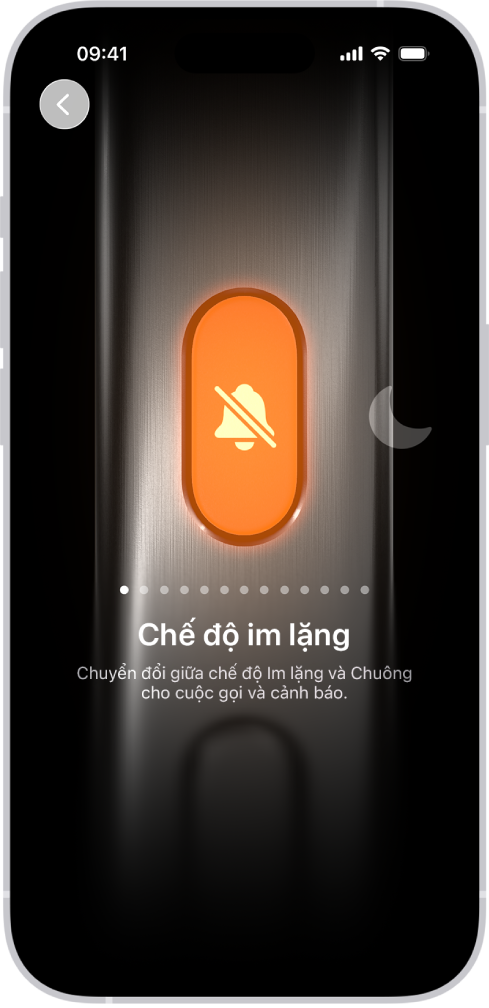 Màn hình để tùy chỉnh nút Tác vụ. Camera là tác vụ được chọn. Các tính năng khác xuất hiện ở bên phải và bên trái của camera, bao gồm Không làm phiền và Đèn pin. Bên dưới các tác vụ là các dấu chấm mà bạn có thể chạm vào để chuyển đổi sang một tác vụ khác. Bên dưới tác vụ được chọn, Camera, là một menu gồm các tùy chọn Camera mà bạn có thể chạm vào để chỉ định cho nút Tác vụ.