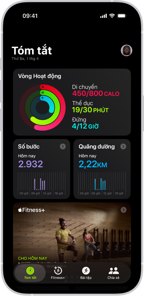 Màn hình Tóm tắt trong Thể dục đang hiển thị các khu vực Vòng hoạt động, Số bước, Quãng đường và Apple Fitness+.