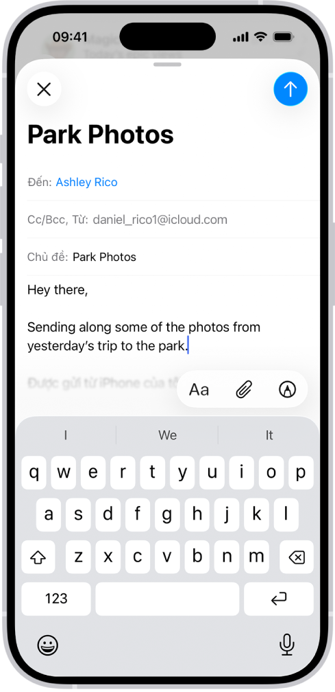 Một email nháp đang được soạn với các tùy chọn tệp đính kèm phía trên bàn phím.