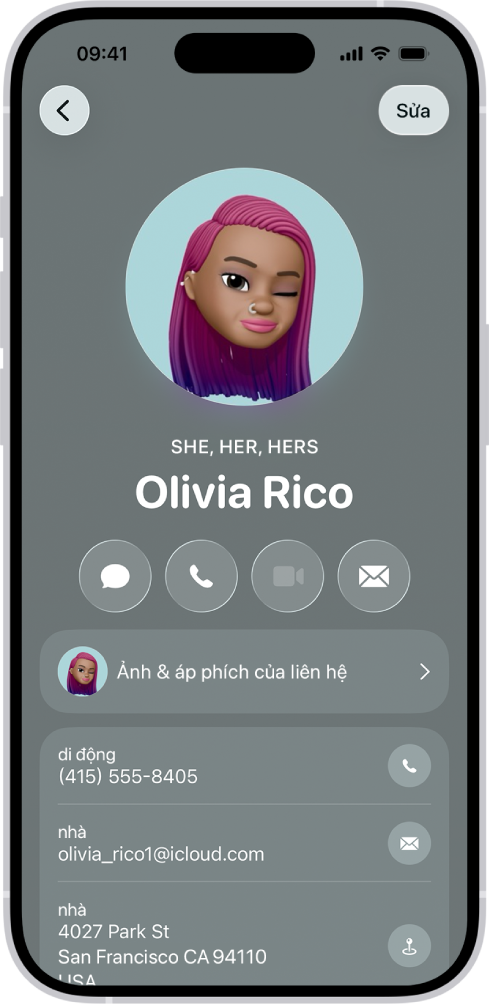 Một liên hệ có tên là Olivia Rico với các đại từ nhân xưng Cô ấy, Của cô ấy, Bản thân cô ấy bên dưới ảnh liên hệ. Bên dưới tên của cô ấy là các nút để gửi tin nhắn, gọi điện, gửi thư và sử dụng Apple Pay. Ở cuối màn hình là số điện thoại di động và địa chỉ email của liên hệ.
