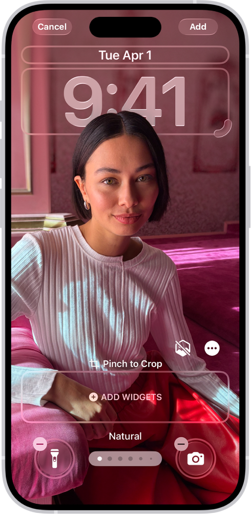 iPhone 鎖定畫面顯示多個選項,分別用於加入小工具、調整背景圖片和時鐘的大小,以及將螢幕底部的控制選項換成其他選項。