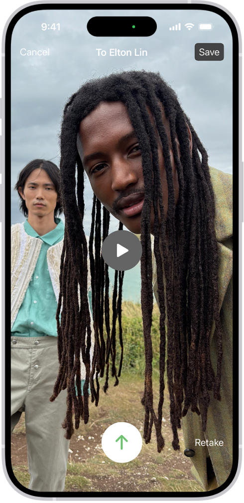 给未接听你来电的用户发送已录制视频信息的屏幕。左上方是“取消”按钮。右上方是“保存”按钮,可将视频信息保存至“照片”。屏幕中间是“播放”按钮,可让你在发送前预览视频信息。底部是“发送”按钮和“重拍”按钮。