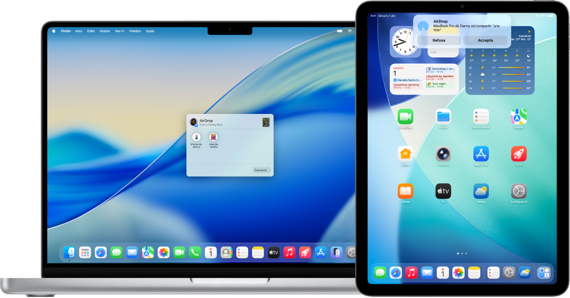 Hi ha un Mac al costat d’un iPad. El quadre de diàleg de l’AirDrop a l’escriptori del Mac a punt per compartir un document amb l’iPad. A la pantalla de l’iPad hi ha una notificació sobre la recepció del document.