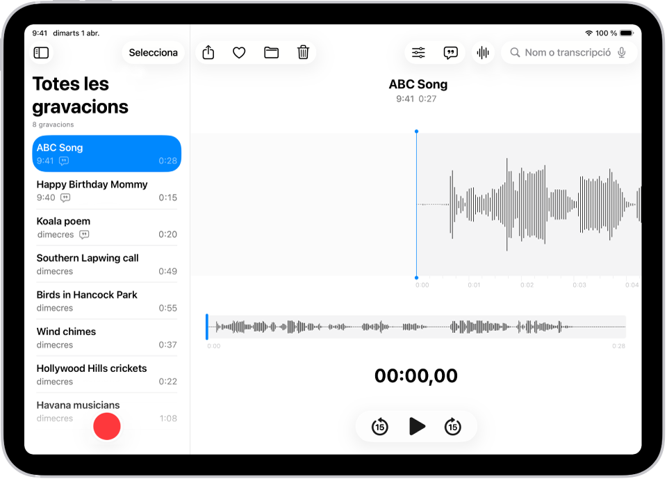 Una gravació enregistrada a l’app Notes de Veu. A l’esquerra hi ha una llista de les gravacions i, a la part superior, la gravació seleccionada. A la dreta, la forma d’ona té un cursor de reproducció que pots arrossegar fins a un punt específic de la gravació. A sobre de l’ona hi ha els botons “Comparteix”, “Favorit”, “Trasllada”, “Elimina”, “Opcions de reproducció”, “Transcripció” i “Edita”. A sota de la línia de temps hi ha els controls de reproducció.