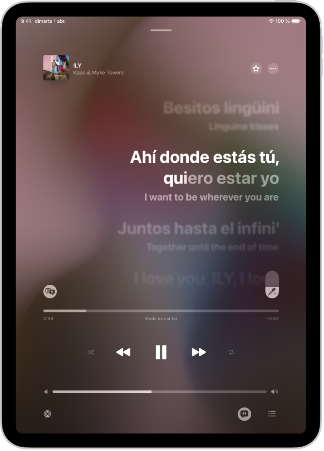 Pantalla “Ara sona”, en què es mostra el regulador de l’Apple Music Sing a la dreta de la lletra i el botó “Traducció i pronunciació”, a l’esquerra. La traducció està activada i es mostra la traducció de l’espanyol a l’anglès. La lletra es va ressaltant en temps real.
