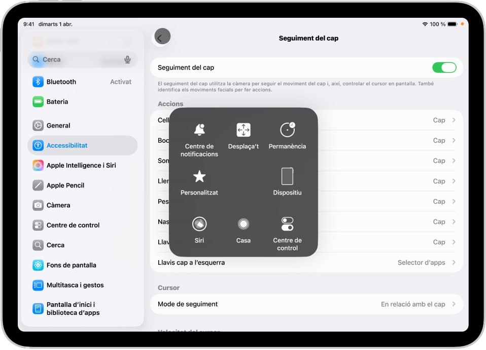 Un iPad amb el seguiment de cap activat. Es veu el menú de l’AssistiveTouch, i s’hi mostren es mostren els controls següents: “Centre de notificacions”, “Desplaçament”, “Permanència”, “Dispositiu”, “Centre de control”, “Inici”, “Siri” i “Personalitzat”.