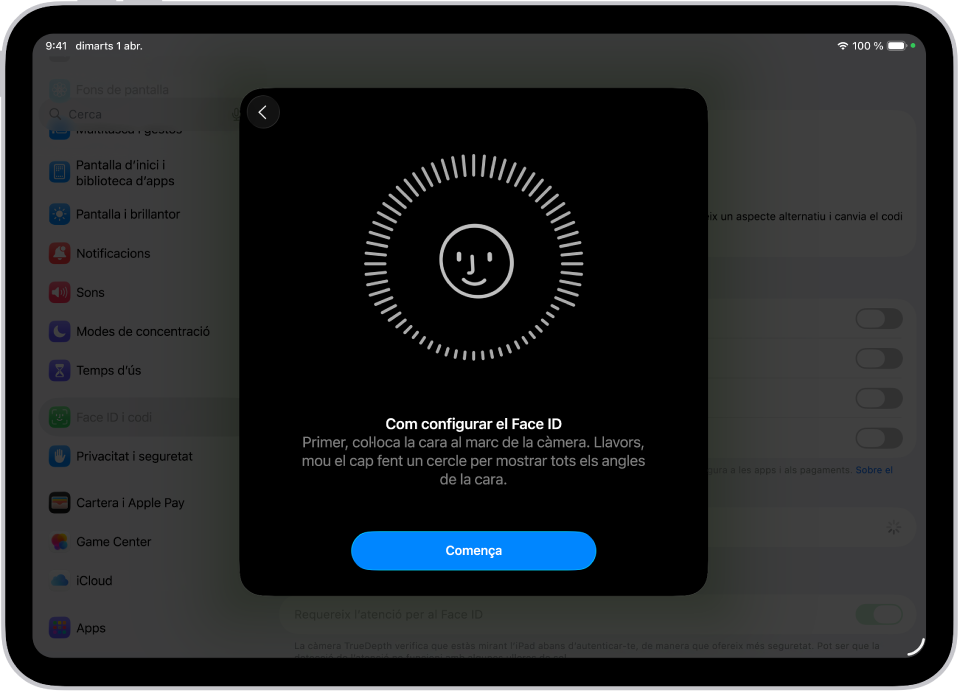 Pantalla de configuració del reconeixement del Face ID. A la pantalla es mostra una cara somrient encerclada. El text de sota indica a l’usuari que mogui el cap a poc a poc per completar el cercle. El botó per començar apareix a prop de la part inferior de la pantalla.