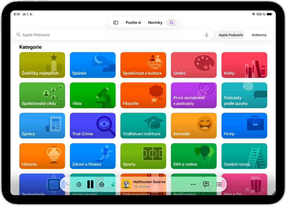 Vyhledávací obrazovka v aplikaci Podcasty se zobrazenými kategoriemi podcastů. Dole na displeji jsou tlačítka Zpět, Pozastavit, Přeskočit vpřed a Časovač spánku, grafika dílu, název dílu, tlačítko Více a tlačítko Zobrazit přepis