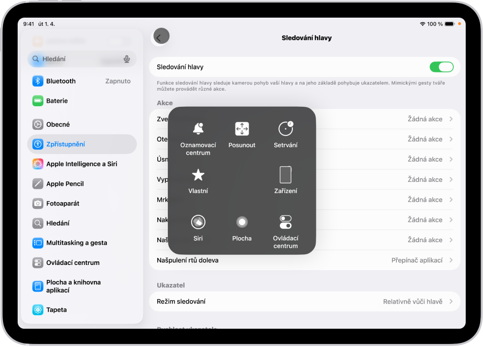 iPad se zapnutým sledováním hlavy. Zobrazuje se nabídka AssistiveTouch obsahující ovládací prvky ve skupinách Oznamovací centrum, Posouvání, Setrvání, Zařízení, Ovládací centrum, Domácnost, Siri a Vlastní.