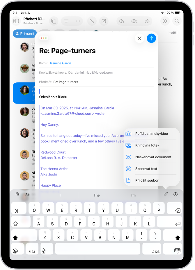 Rozepsaný koncept e-mailu s volbami příloh nad klávesnicí