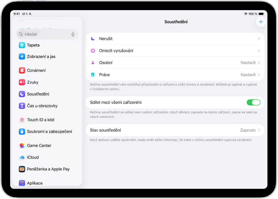 Obrazovka s šesti předdefinovanými volbami soustředění – Nerušit, Řízení, Žádné zprávy během hovorů, Spánek, Osobní a Práce. Zapnuté tlačítko Sdílet mezi zařízeními umožňuje používat totéž nastavení režimu soustředění na všech vašich zařízeních Apple.