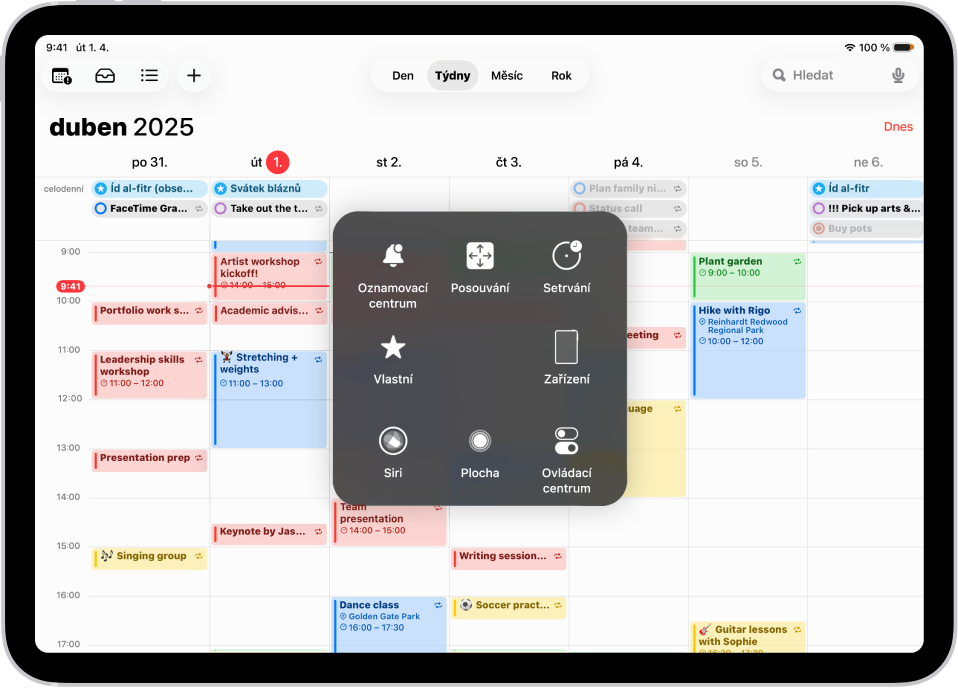 iPad se zobrazenou nabídkou AssistiveTouch obsahující ovládací prvky ve skupinách Oznamovací centrum, Zařízení, Ovládací centrum, Domácnost, Siri a Vlastní