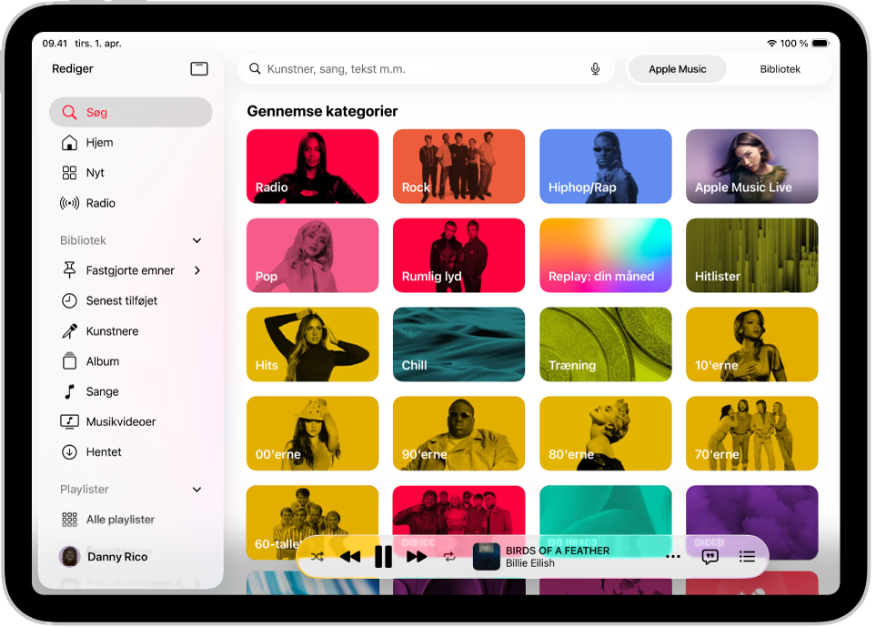 Fanen Søg med indholdsoversigten til venstre og et søgefelt øverst til højre. Under søgefeltet viser der forskellige musikkategorier. Nederst til højre ses miniafspilleren.