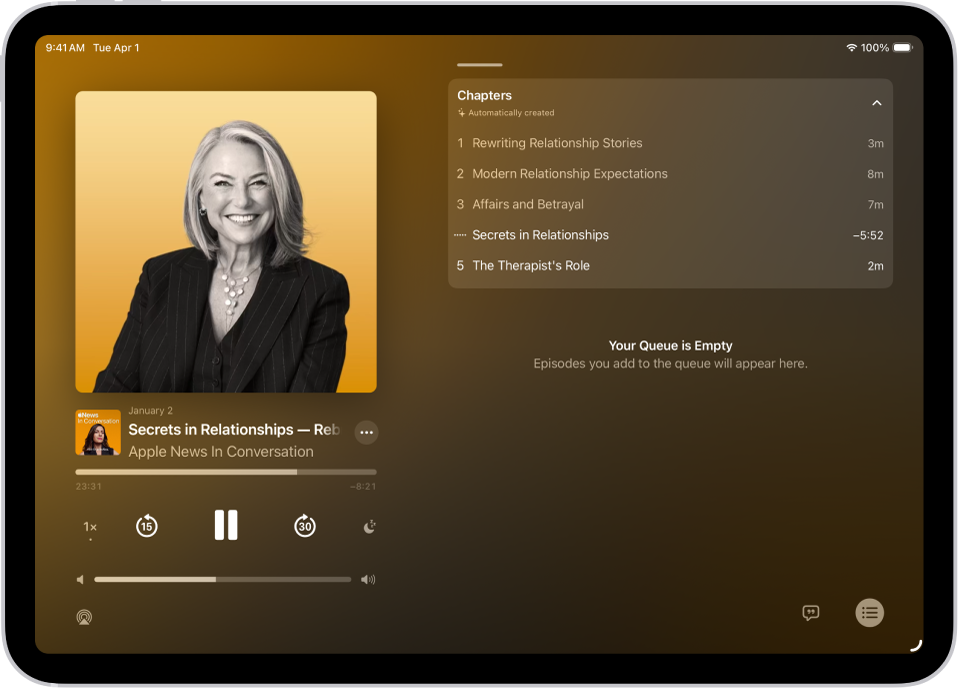Rakenduse Podcasts kuva Now Playing, kus on podcasti kaas, jao pealkiri, taasesituse juhtnupud ning helitugevuse liugur. Ekraanil paremal on peatükkide loend. Ekraani allservas on ikoon AirPlay, nupp View Transcript ning nupp Playing Next.
