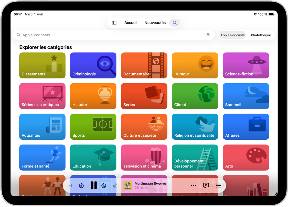 L’écran de recherche de l’app Podcasts, affichant les catégories de podcasts. En bas de l’écran se trouvent les boutons « Retour rapide », « Mettre en pause », Avancer et « Mise en veille », ainsi que l’illustration de l’épisode, le titre de l’épisode, le bouton Plus et le bouton « Afficher la transcription ».