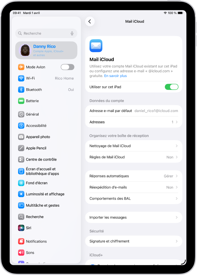 L’app Réglages ouverte sur l’écran « Mail iCloud ». L’option « Domaine de messagerie personnalisé » apparaît en bas du menu.
