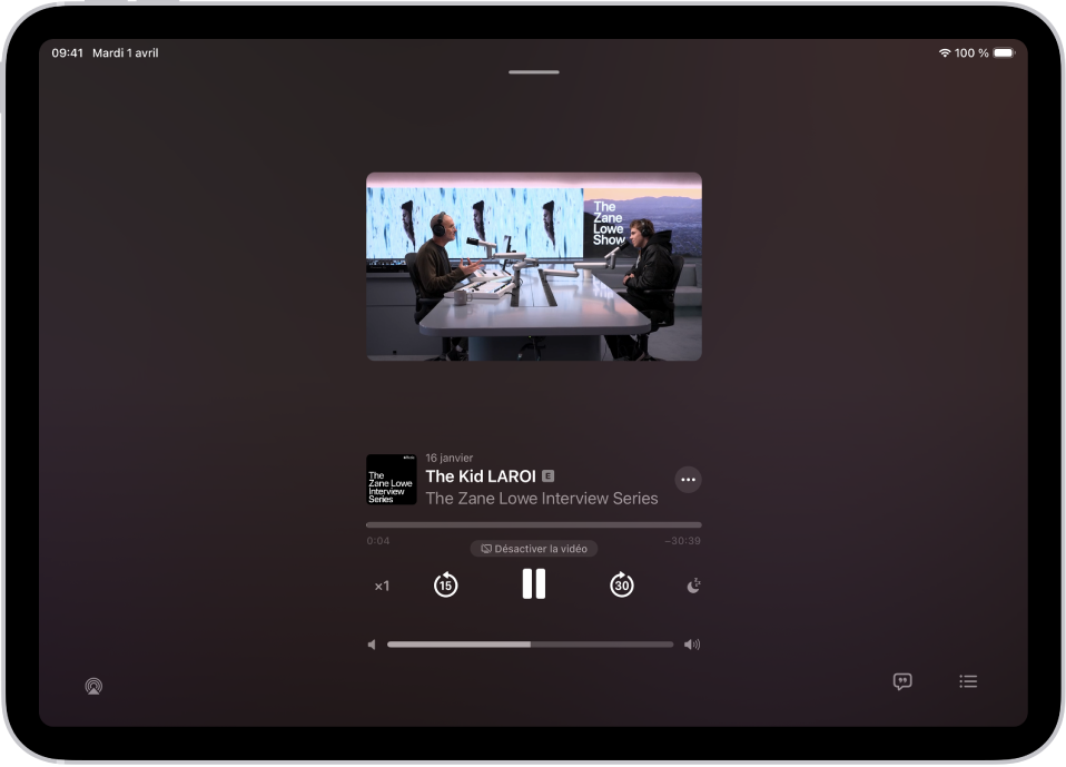 L’écran À l’écoute de l’app Podcasts, affichant un podcast vidéo, le titre de l’épisode, la barre de progression, les commandes de lecture et le curseur de volume. Le bouton AirPlay, le bouton Afficher la transcription et le bouton Suivant apparaissent en bas de l’écran.