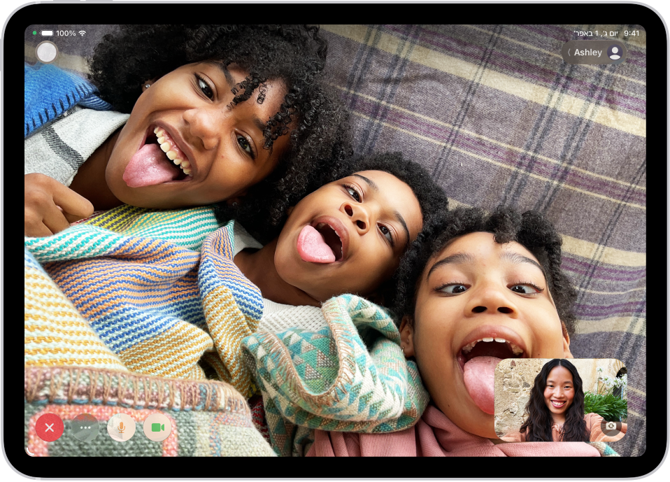 מתקיימת שיחת FaceTime בווידאו, ואחת המשתתפות מופיעה למטה מימין. תמונה של שלושה משתתפים אחרים ממלאת את יתר המסך. למטה משמאל מופיעים הכפתורים ״מצלמה״, ״מיקרופון״ ו״עוד״ ו״סיום השיחה״.