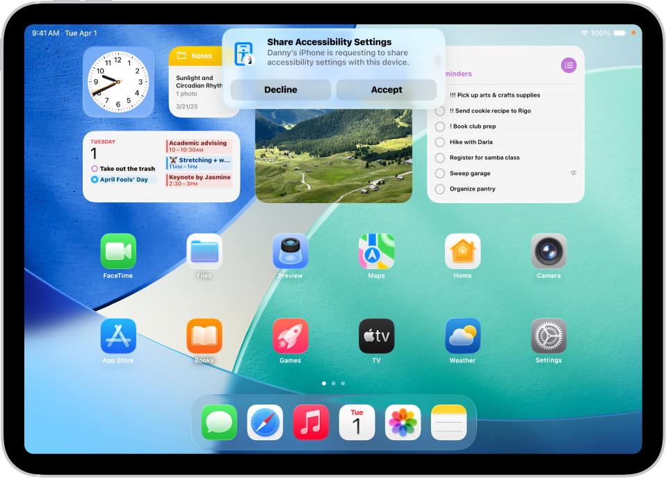 ऐसा iPad, जो यह सूचना दिखाता है कि डैनी का iPhone ऐक्सेसिबिलिटी सेटिंग शेयर करने का अनुरोध कर रहा है।