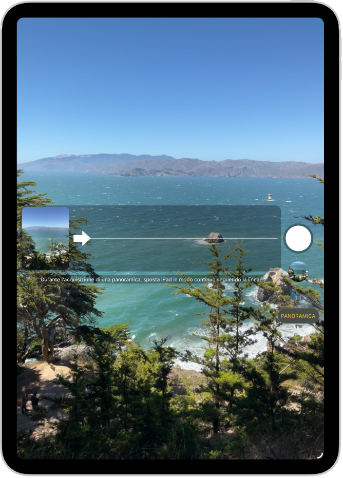 Fotocamera in modalità Panoramica. Una freccia posizionata a sinistra punta a destra per indicare la direzione della panoramica.