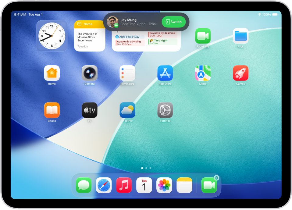 शीर्षस्थानी iPhone कडून FaceTime व्हिडिओ कॉलचे नोटीफिकेशन दाखवणारी iPad होम स्क्रीन. तुमच्या iPad वर कॉल मूव्ह करण्यासाठी ’स्विच करा’ वर टॅप करा.