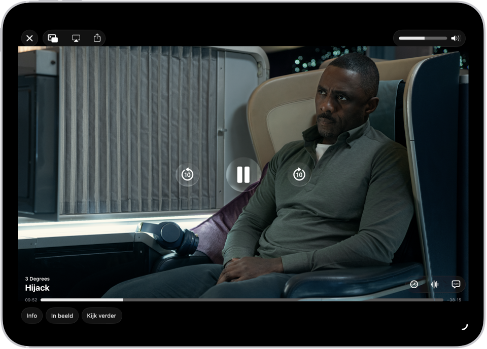 Een tv-programma wordt afgespeeld en de regelaars zijn te zien. Linksbovenin staan de knoppen 'Sluit', 'Beeld in beeld', 'AirPlay' en 'Deel'. Rechtsbovenin staat de volumeschuifknop. In het midden staan de knoppen om 10 seconden terug te spoelen, te pauzeren en 10 seconden vooruit te spoelen. In het midden onderin staat een schuifknop waarmee je de videopositie kunt aanpassen. Aan de ene kant van de schuifknop staat de verstreken tijd en aan de andere kant de resterende tijd. Rechtsonderin staan de knoppen 'Info', 'In beeld' en 'Kijk verder'.