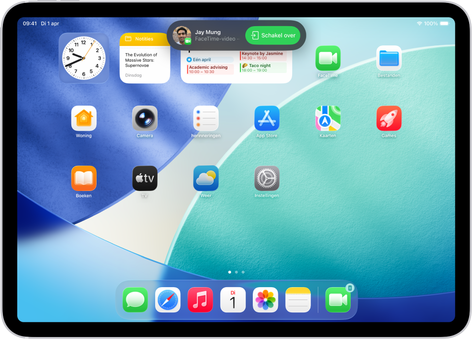 Het beginscherm van de iPad, met bovenin een melding over een FaceTime-videogesprek van een iPhone. Tik op 'Schakel over' om het gesprek naar je iPad te verplaatsen.
