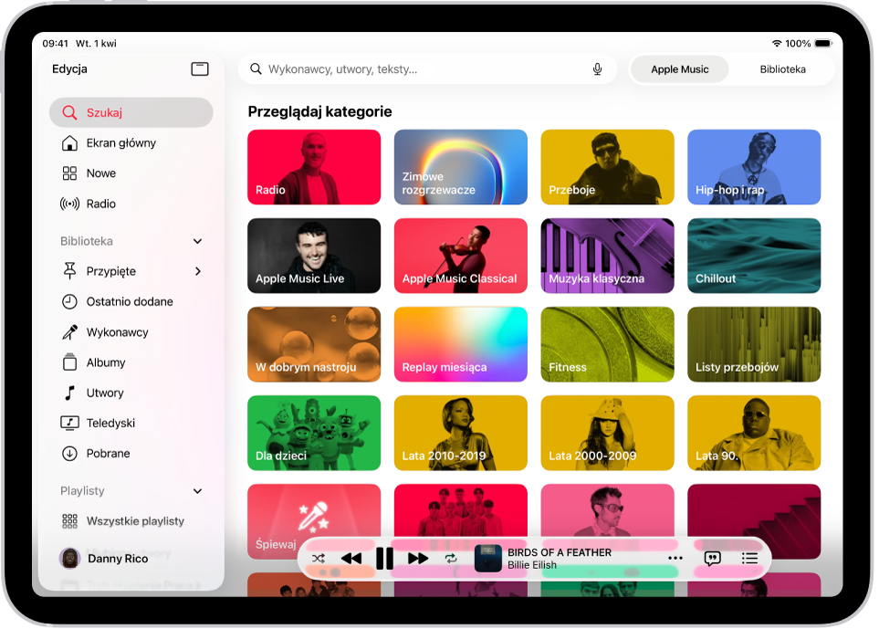Karta Szukaj. Po lewej stronie widoczny jest pasek boczny. U góry po prawej znajduje się pole wyszukiwania. Poniżej pola wyszukiwania widoczne są różne kategorie muzyki. Na dole wyświetlany jest miniodtwarzacz.
