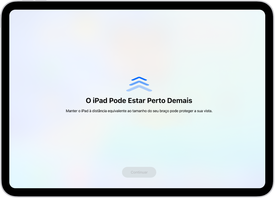 Tela com um aviso de que o iPad está perto demais e uma sugestão para manter o iPad a uma distância equivalente ao tamanho do braço. Quando o iPad é afastado, o botão Continuar aparece na parte inferior para que seja possível retornar à tela anterior.