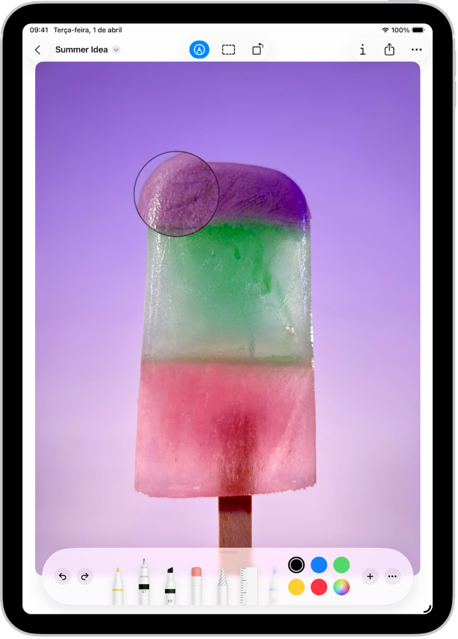 Uma imagem aberta no app Pré-Visualização. Um menu mostra o que pode ser adicionado a ela, como adesivos e texto. Os botões Marcação, Informações e Mais aparecem na parte superior da tela, e as ferramentas de anotação aparecem na parte inferior.