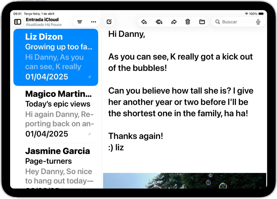 Um iPad com o app Mail aberto. E-mails são exibidos com fonte grande e em negrito.