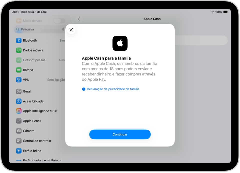O ecrã Definições, com a caixa de diálogo de configuração de Apple Cash para a família no meio do ecrã.