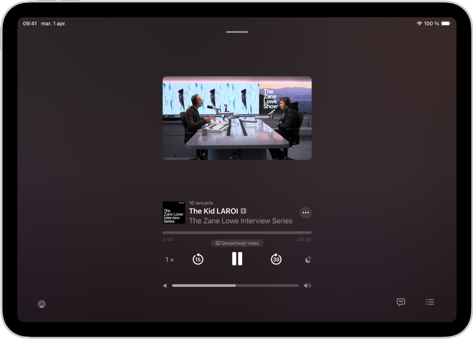 Ecranul În redare din aplicația Podcasturi, afișând un podcast video, titlul episodului, bara de evoluție, comenzile de redare și glisorul de volum. Butonul AirPlay, butonul Afișați transcrierea și butonul În continuare apar în partea de jos a ecranului.
