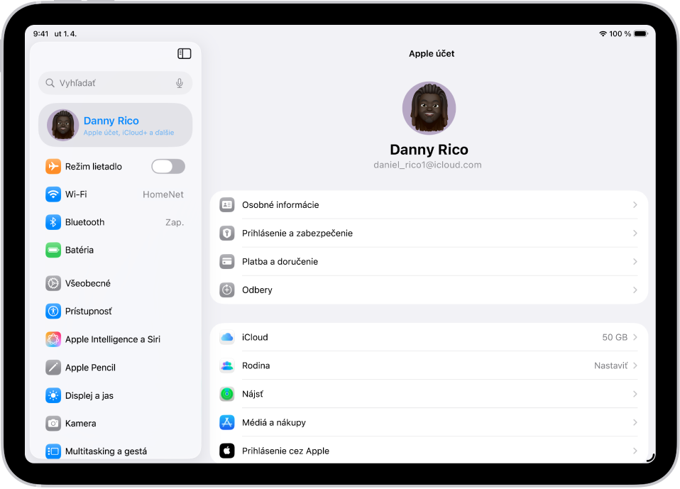 Zobrazujú sa nastavenia Apple účtu so zoznamom možností, ako sú osobné informácie, odbery, služba Nájsť a ďalšie.