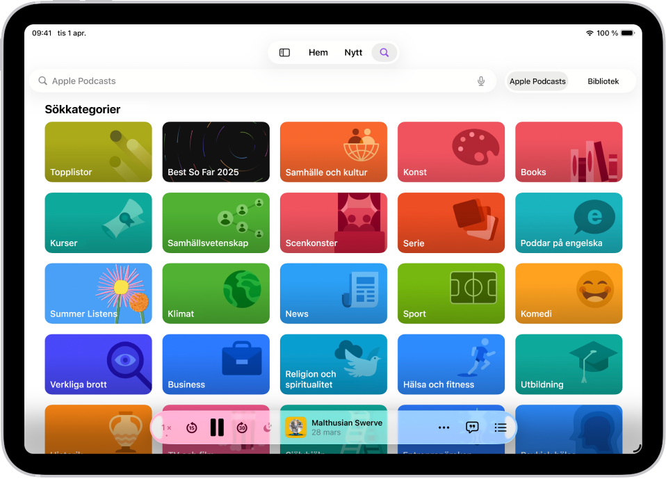 Sökskärmen i appen Podcaster som visar poddkategorier. Längst ned på skärmen finns knapparna för att spola bakåt, pausa, hoppa framåt och vilotimer, avsnittets bildmaterial, avsnittets titel, merknappen och knappen för att visa transkribering.