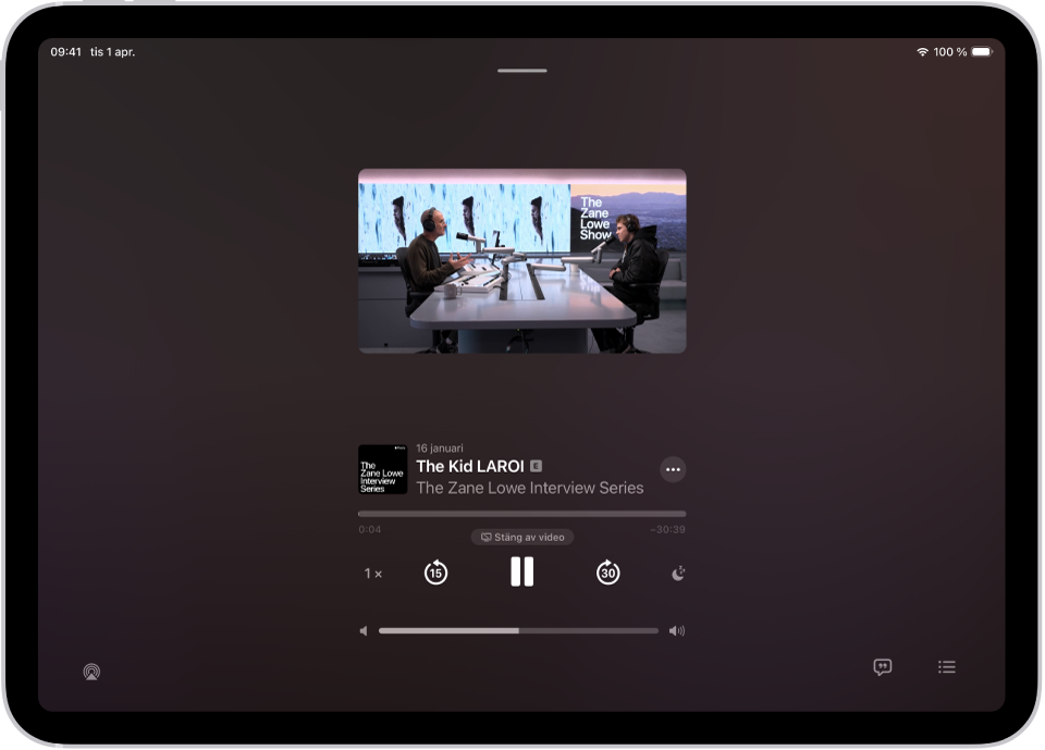 Skärmen Spelas nu i appen Podcaster visar en videopodd, avsnittets titel, förloppsfältet, uppspelningsreglagen och volymreglaget. AirPlay-knappen och knappen Visa transkribering samt knappen Nästa som spelas visas i nederkanten på skärmen.