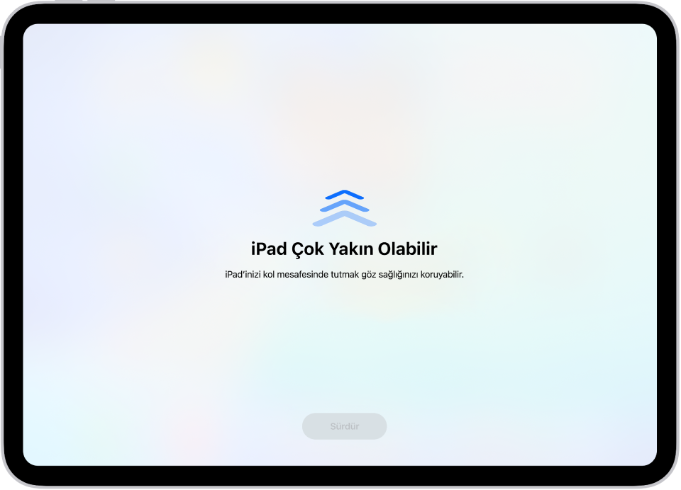 iPad’in çok yakın olduğunu belirten bir uyarıyı ve iPad’in kol uzaklığında tutulması önerisini içeren bir ekran. iPad uzaklaştırıldığında, bir önceki ekrana dönebilmeniz için en altta Sürdür düğmesi görünüyor.